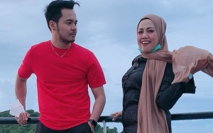 Ely Sugigi Pamer Foto Romantis Dicium Suami, Malah Kena Nyinyiran Lagi