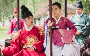Shin Hye Sun Auto Peluk Kim Jung Hyun Saat Terkejut di Lokasi Syuting 'Mr. Queen'