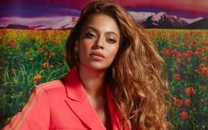 Kenakan Rok Mini Merah, Begini Manisnya Malam Valentine Ala Beyonce