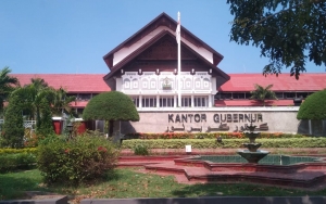 Karangan Bunga 'Aceh Provinsi Termiskin Se-Sumatera' Banjiri Kantor Gubernur