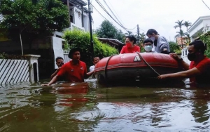 Banjir Buat Perumahan Elite Jakarta Berubah Menjadi Seperti Sungai Kumuh