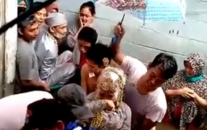 Pantang Menyerah! Pengantin Ini Sampai Rela Ditandu Demi Menikah di Tengah Banjir