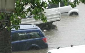 Begini Langkah Klaim Asuransi Mobil yang Rusak Akibat Banjir