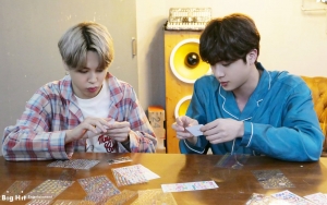Jin BTS Asyik Menghias Photocard Bareng Jimin, Puji Wajah Sendiri Paling Bersinar