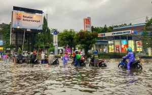 Banjir Dimana-Mana! Bisakah Virus Corona Menyebar Lewat Genangan Air?