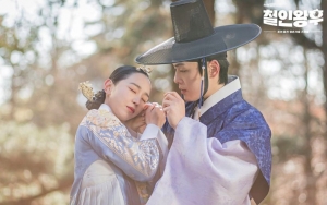 Kim Jung Hyun Akui Adegan Habiskan Malam Bersama Shin Hye Sun Tak Ada di Naskah 'Mr. Queen'