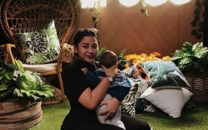 Mutia Ayu Cerita Kebiasaan Gewa Saat Turun Hujan, Netizen: Mungkin Lagi Ngobrol Sama Papanya