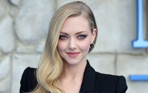 Golden Globes 2021: Gaun Coral Amanda Seyfried Curi Perhatian, Penuhi Janji ke Penggemar
