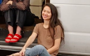 Golden Globes 2021: Sutradara 'Nomadland' Chloe Zhao Bawa Pulang Best Director, Catat Sejarah Ini