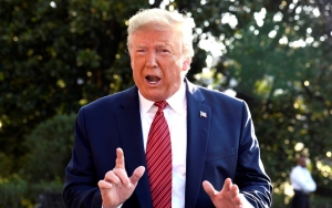 Viral Patung Emas Donald Trump Berjas Pakai Sandal Jepit, Ini Faktanya