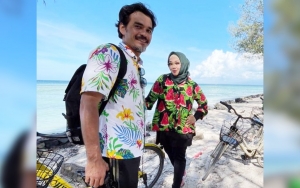  Makamkan Rina Gunawan, Teddy Syah Tahan Tangis Pakai APD Ditemani Putra Tampan