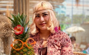 Tangis Boiyen Pecah Saat Duduk di Samping Keranda Jenazah Kakak Tercinta