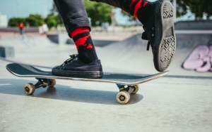 Pengguna Skateboard Ternyata Diizinkan Melintasi Trotoar, Harus Patuhi Syarat Ini