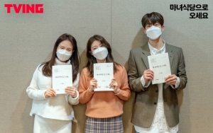 Song Ji Hyo dan Nam Ji Hyun Serius Jalani Baca Naskah 'Come to the Witch Restaurant'