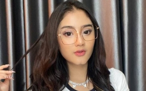 Bikin Takjub, Ghea Youbi Pamer Skill Bermain Drum Pakai Kebaya