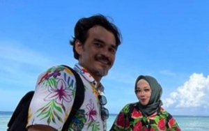 Teddy Syah Ungkap Kebiasaan Romantis Almarhum Rina Gunawan Setiap Bangun Pagi