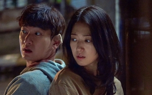 Berbeda dengan Drama, Cho Seung Woo dan Park Shin Hye Super Ceria di Lokasi 'Sisyphus: The Myth'