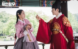 Kim Jung Hyun Malu Abis Nonton Teriakan Mesumnya Saat Peluk Shin Hye Sun di 'Mr. Queen'