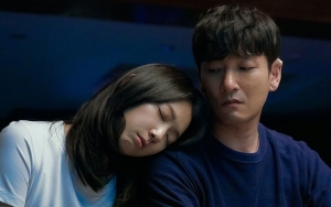 Penampilan Elegan Park Shin Hye di Lokasi 'Sisyphus: The Myth' Bikin Cho Seung Woo Terkagum-Kagum