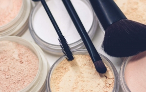 Ingin Makeup Lebih Tahan Lama? Ini 8 Rekomendasi Setting Powder yang Bisa Kamu Andalkan