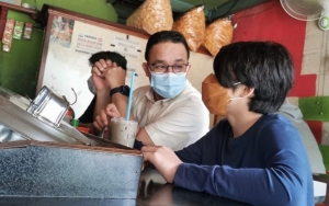 Mampir ke Warkop, Anies Baswedan Dibilang Warga Mirip Gubernur DKI dan Didoakan Dapat Eselon