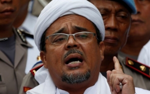 Sidang Habib Rizieq Ditunda, Puluhan Massa di PN Jaktim Bubar