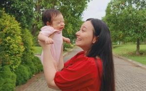 Baby Chloe Makin Nempel, Asmirandah Beri Jawaban Cerdas Saat Anaknya Dibilang 'Bau Tangan'
