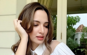 Biasa Tampil Terbuka, Nia Ramadhani Cantik Tertutup Pakai Mukena Saat Salat Berjamaah