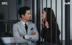 Syuting Usai, Song Joong Ki Masih Santuy Rangkul Jeon Yeo Bin di Lokasi 'Vincenzo'