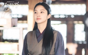 Visual Choi Yoo Hwa di 'River Where the Moon Rises' Curi Fokus, Umurnya Bikin Syok