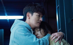 Cho Seung Woo Dan Park Shin Hye Pelukan Mesra di Kelilingi Musuh 'Sisyphus: The Myth'