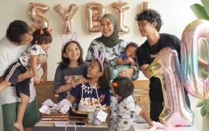 Tegang, Zaskia Adya Mecca Baru Pertama Kerja Bareng Keluarga Lengkap Dengan 6 Orang Anak