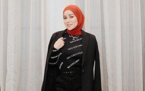 Unggah Foto Tengah Asyik Minum, Cangkir Olla Ramlan Malah Bikin Salah Fokus