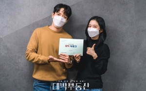 Chemistry Jung Yong Hwa dan Jang Nara di Lokasi Syuting 'Daebak Real Estate' Tuai Pujian