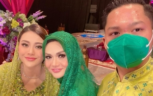 Krisdayanti Akhirnya Selfie Akur Bareng Aurel, Momen Langka Azriel Nangis Dipeluk Bikin Terharu