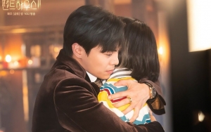 Lee Ji Ah dan Park Eun Suk Pelukan di 'Penthouse 2', Fans Ramai Buat Judul Sinetron