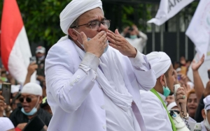Polisi Ancam Tes Swab Simpatisan Habib Rizieq yang Tak Mau Bubarkan Diri Dari Pengadilan