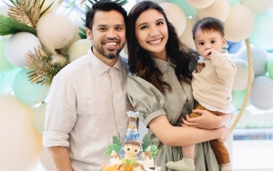 Begini Reaksi Acha Sinaga Saat Anak Main Genangan Air Yang Kotor 