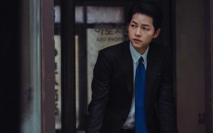 Song Joong Ki Santuy Peluk Sosok Ini Saat Foto Bareng Pemain di Lokasi 'Vincenzo'