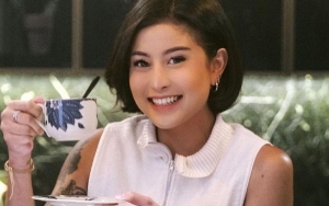 Heboh Awkarin Beli Hotel Mewah, Ucapan Karangan Bunga Sarah Gibson Kocak Abis!