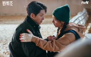Jeon Yeo Bin Merasa Jadi Mesum, Song Joong Ki Justru Dukung Penuh di Lokasi 'Vincenzo'