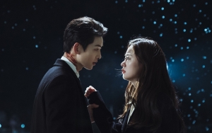Song Joong Ki Baper Dipeluk Jeon Yeo Bin di 'Vincenzo', Fans Ambyar