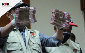 Pejabat Kemensos Tarik 'Upeti' ke Vendor Bansos COVID-19, Sembunyikan di Tas Gitar Sampai Kardus
