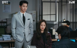 Jeon Yeo Bin Kreatif Abis Saat Syuting Pelukan, Song Joong Ki Beri Pujian di BTS 'Vincenzo'
