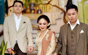 Reaksi Yuni Shara Saat Dua Putranya Disapa Raffi Ahmad di Pernikahan Atta-Aurel