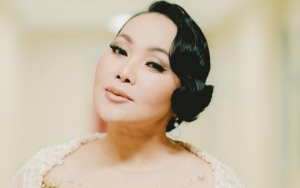 Menetap Sementara, Dewi Gita Girang Lihat Salju Turun Di Inggris