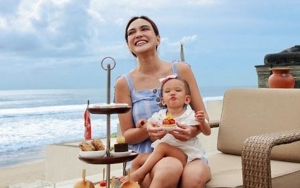 Shandy Aulia Bagikan Foto Sang Putri Dengan Pengasuhnya, Ekspresi Aneh Baby Claire Jadi Sorotan