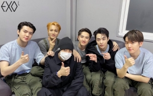 EXO Bagikan Foto Wamil Chanyeol, Member Lain Masih Lakukan Tradisi Ini ke Kepala Gundulnya