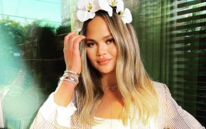 Chrissy Teigen Kembali Ubah Warna Rambut Pasca Disebut Mirip Nenek-Nenek, Gaya Barunya Bikin Takjub!