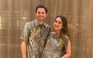 Andrew Andika Adegan Mesra Dengan Wanita Lain Hingga Ciuman, Tengku Dewi Putri Pilih Santai